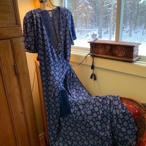 Tristan, Wrap dress. Size Small, Blue printed. Like new. - Picture 2 of 14